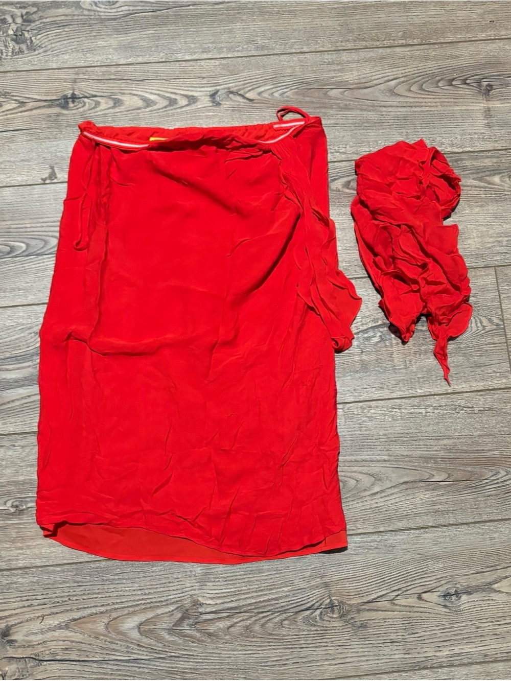 Alice + Olivia red silk knee length skirt with handkerchief or tie size small